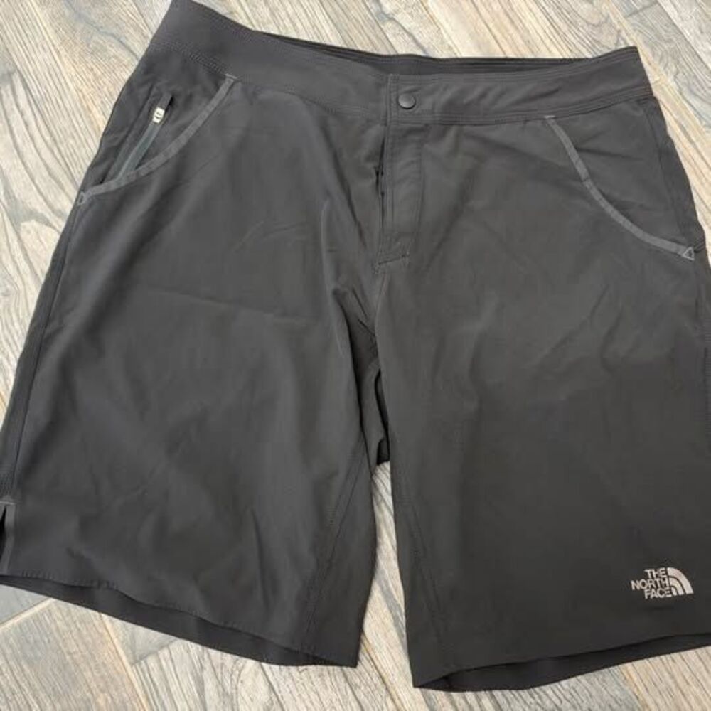 The North Face Men’s flash dry active shorts - size 34